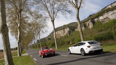 Ferrari FF blanc 3/4 arrière gauche filé penché