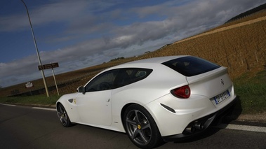 Ferrari FF blanc 3/4 arrière gauche penché