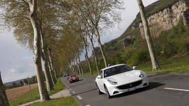 Ferrari FF blanc 3/4 avant droit filé penché