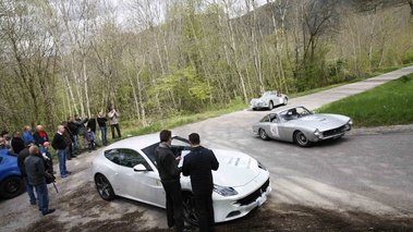 Ferrari FF blanc 3/4 avant droit penché vue de haut