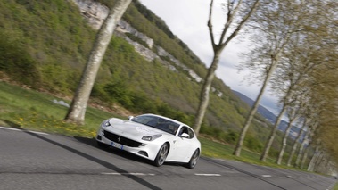 Ferrari FF blanc 3/4 avant gauche filé penché