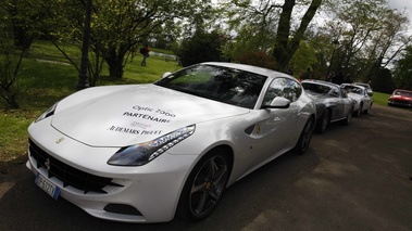 Ferrari FF blanc 3/4 avant gauche penché