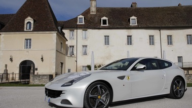 Ferrari FF blanc 3/4 avant gauche