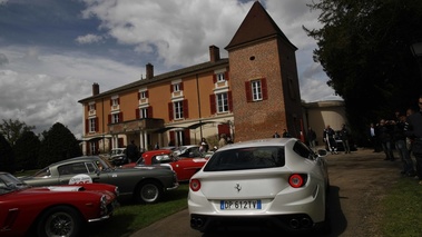 Ferrari FF blanc face arrière penché 2