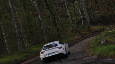 Ferrari FF blanc face arrière penché