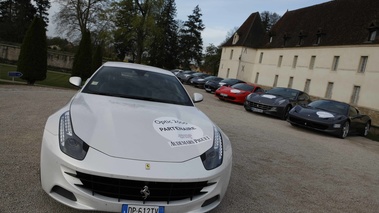 Ferrari FF blanc face avant penché 2