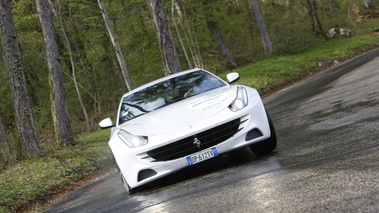 Ferrari FF blanc face avant penché 4