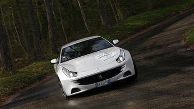 Ferrari FF blanc face avant penché 5