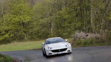 Ferrari FF blanc face avant penché