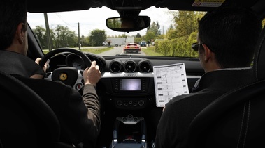 Ferrari FF blanc intérieur travelling 2