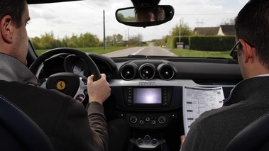 Ferrari FF blanc intérieur travelling