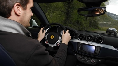 Ferrari FF blanc pilote travelling