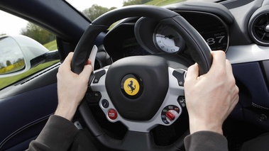 Ferrari FF blanc volant travelling