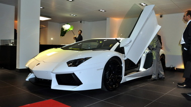 Inauguration concession Neubauer 04.10.11 - Lamborghini Aventador blanc 3/4 avant gauche porte ouverte