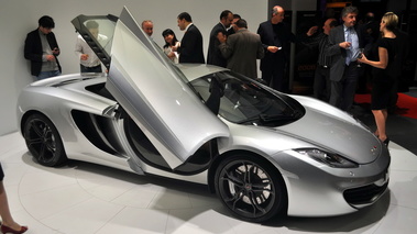 Inauguration concession Neubauer 04.10.11 - McLaren MP4-12C gris 3/4 avant droit porte ouverte