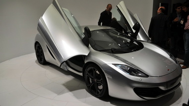 Inauguration concession Neubauer 04.10.11 - McLaren MP4-12C gris 3/4 avant droit portes ouvertes