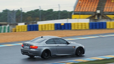 Journée FLA au Bugatti - BMW M3 E92 anthracite mate 3/4 arrière droit filé vue de haut