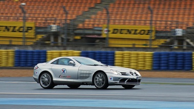 Journée FLA au Bugatti - Mercedes McLaren SLR gris 3/4 avant droit filé 2