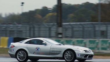 Journée FLA au Bugatti - Mercedes McLaren SLR gris 3/4 avant droit filé