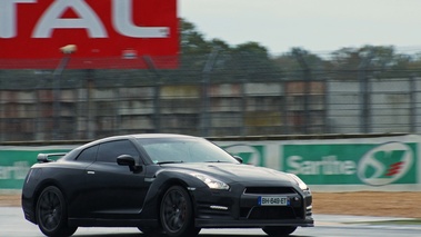 Journée FLA au Bugatti - Nissan GT-R 2011 noir 3/4 avant droit filé