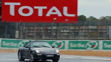 Journée FLA au Bugatti - Porsche 997 Carrera 4S Cabriolet MkII noir 3/4 avant droit filé