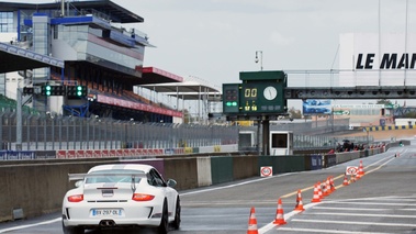 Journée FLA au Bugatti - Porsche 997 GT3 RS 4.0 blanc 3/4 arrière droit