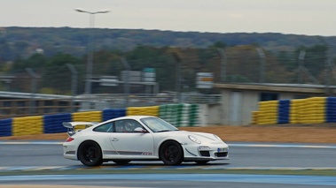 Journée FLA au Bugatti - Porsche 997 GT3 RS 4.0 blanc 3/4 avant droit filé