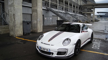 Journée FLA au Bugatti - Porsche 997 GT3 RS 4.0 blanc 3/4 avant gauche