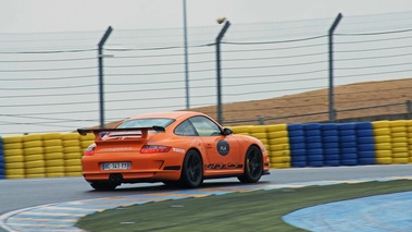 Journée FLA au Bugatti - Porsche 997 GT3 RS orange 3/4 arrière droit filé penché