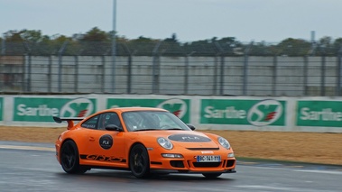 Journée FLA au Bugatti - Porsche 997 GT3 RS orange 3/4 avant droit filé