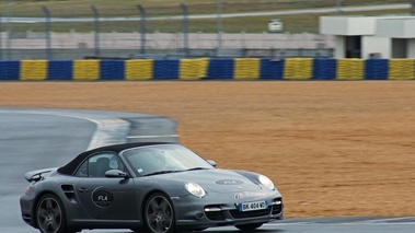 Journée FLA au Bugatti - Porsche 997 Turbo Cabriolet anthracite 3/4 avant droit filé