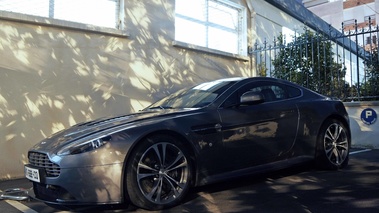 Lancement de Promark - Aston Martin V12 Vantage anthracite 3/4 avant gauche