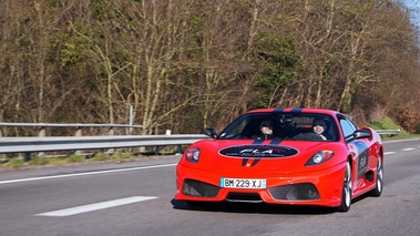 Les Etoiles de Normandie - Ferrari 430 Scuderia rouge 3/4 avant gauche travelling