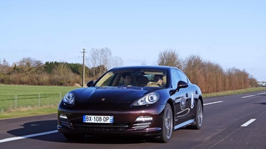 Les Etoiles de Normandie - Porsche Panamera 4S marron 3/4 avant gauche travelling