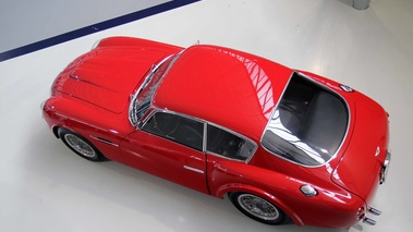 Présentation Aston Martin V12 Zagato - Aston Martin DB4 GT Zagato rouge 3/4 avant arrière gauche vue de haut