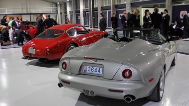 Présentation Aston Martin V12 Zagato - Aston Martin DBAR1 gris & DB4 GT Zagato rouge 2