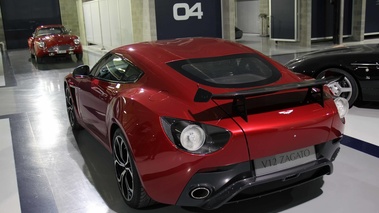 Présentation Aston Martin V12 Zagato - Aston Martin V12 Zagato rouge 3/4 arrière gauche penché