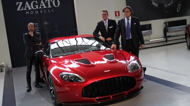 Présentation Aston Martin V12 Zagato - Aston Martin V12 Zagato rouge 3/4 avant droit penché