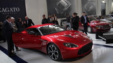 Présentation Aston Martin V12 Zagato - Aston Martin V12 Zagato rouge 3/4 avant droit portes ouvertes penché