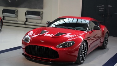 Présentation Aston Martin V12 Zagato - Aston Martin V12 Zagato rouge 3/4 avant gauche penché