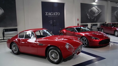 Présentation Aston Martin V12 Zagato - Aston Martin V12 Zagato rouge & DB4 GT Zagato rouge