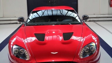 Présentation Aston Martin V12 Zagato - Aston Martin V12 Zagato rouge face avant debout