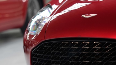 Présentation Aston Martin V12 Zagato - Aston Martin V12 Zagato rouge logo capot