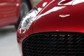 Présentation Aston Martin V12 Zagato - Aston Martin V12 Zagato rouge logo capot