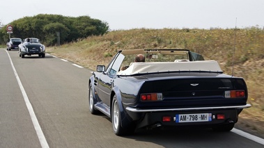 Rallye d'Automne 2012 - Aston Martin V8 Volante Vantage bleu 3/4 arrière gauche travelling