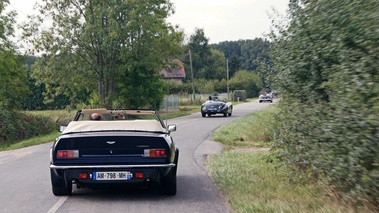 Rallye d'Automne 2012 - Aston Martin V8 Volante Vantage bleu face arrière travelling