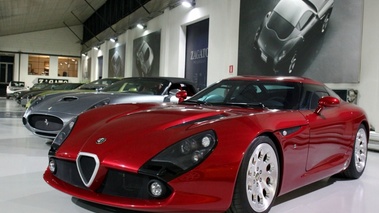 Visite de l'usine Zagato - Alfa Romeo TZ3 rouge 3/4 avant gauche