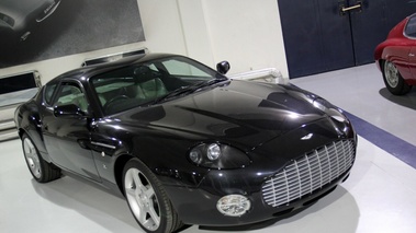 Visite de l'usine Zagato - Aston Martin DB7 Zagato noir 3/4 avant droit penché