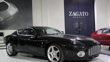 Visite de l'usine Zagato - Aston Martin DB7 Zagato noir 3/4 avant droit