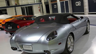 Visite de l'usine Zagato - Ferrari 550 Barchetta gris 3/4 arrière droit